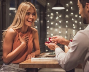 Мужчина предлагает выйти замуж